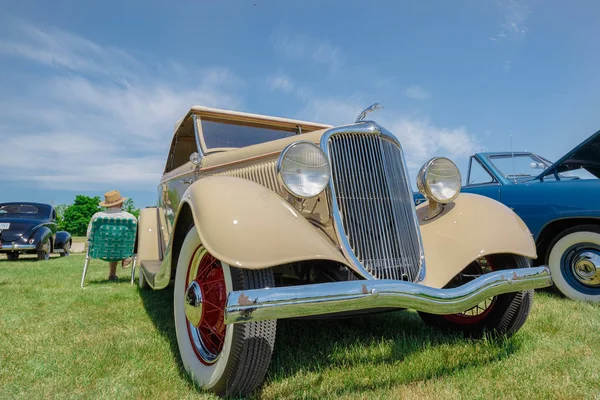 Hermosa vista frontal del coche clásico vintage en el parque —  Fotos de Stock