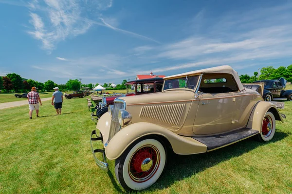 Erstaunliche Seitenansicht eines Oldtimers mit Menschen im Hintergrund im Park — Stockfoto