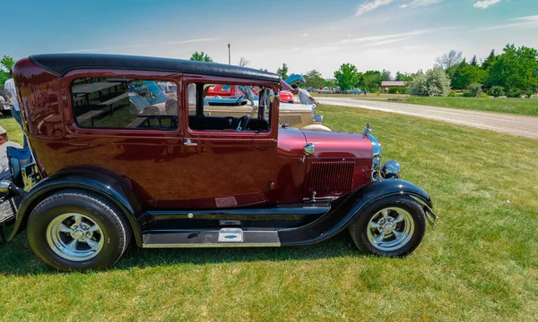 Hermosa vista lateral del clásico coche retro vintage en el parque —  Fotos de Stock