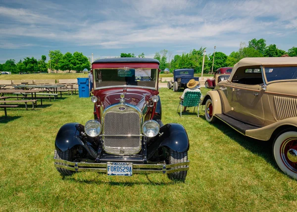 Belle vue avant de classique vintage voiture rétro dans le parc — Photo