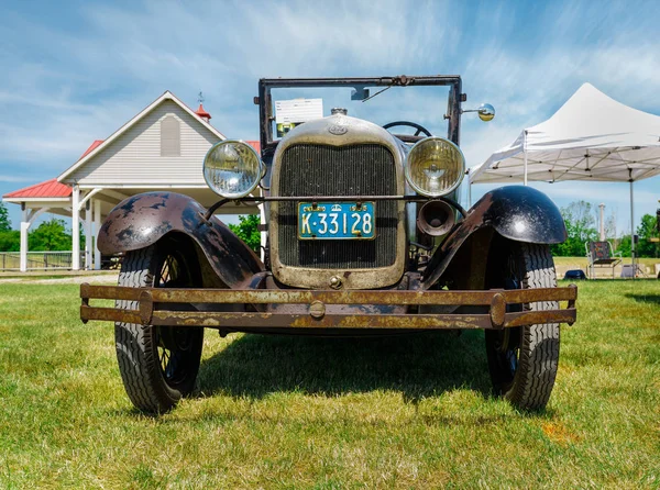 Incrível vista frontal do clássico velho vintage, carro retro — Fotografia de Stock