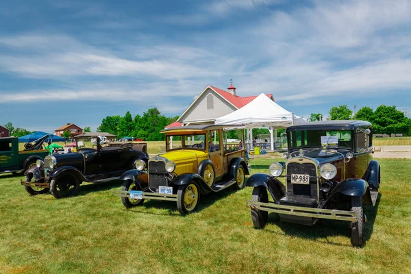 Linda vista frontal de clássicos carros retro vintage no parque ao ar livre — Fotografia de Stock