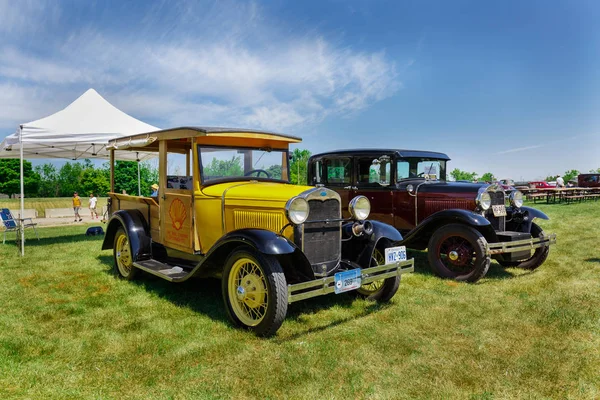 Schöne Seitenansicht klassischer Oldtimer mit Menschen im Hintergrund im Outdoor-Park — Stockfoto