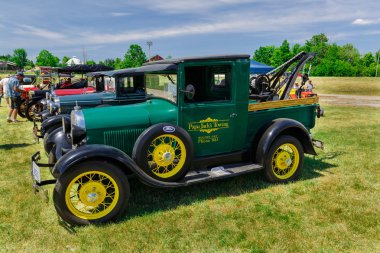  Klasik vintage arabalar park açık arka planda insanlarla güzel inanılmaz yan görünüm