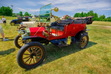 eski klasik retro eski model araba park güzel yan görünüm