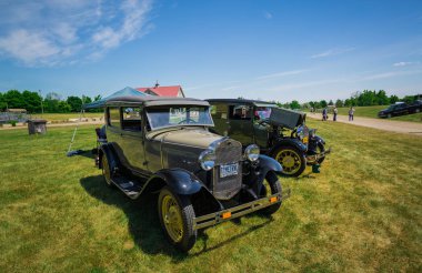 Klasik vintage arabalar arka planda insanlarla şaşırtıcı önden görünümü