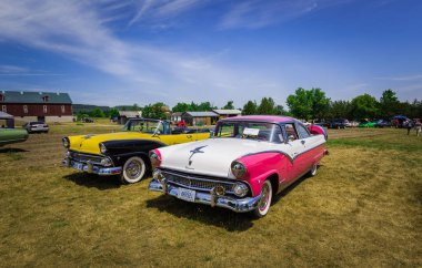 Klasik vintage retro şık arabalar arka planda insanlarla güzel önden görünümü