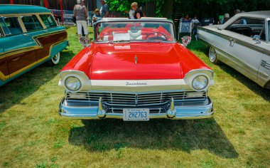  Klasik vintage retro otomobil arka planda insanlarla güzel önden görünümü