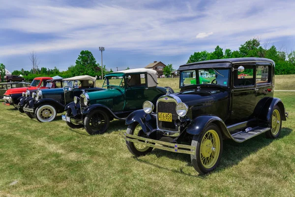 Vista frontal lateral incrível de carros vintage clássicos no parque — Fotografia de Stock