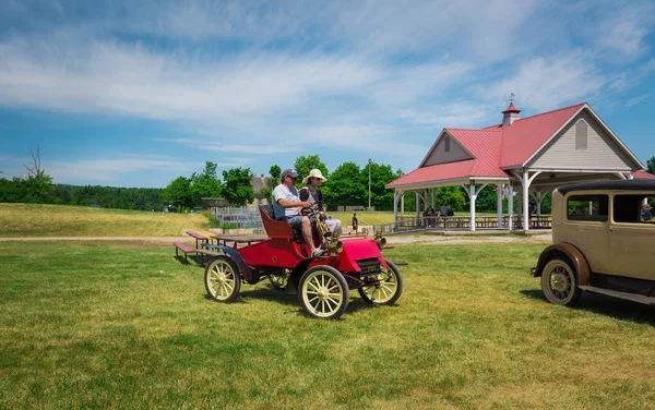 Geweldige vooraanzicht van oude vintage oldtimer met mensen rijden in buiten park — Stockfoto