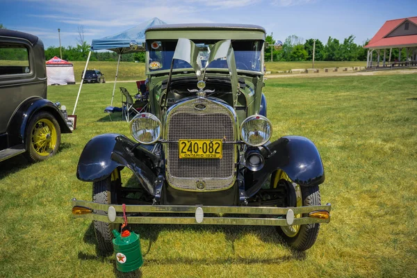 Belle belle vue de face de vieux, rétro classique voiture vintage dans le parc extérieur — Photo
