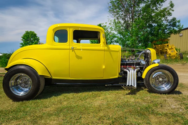 Beautiful stunning  side view of classic vintage retro street rod car in outdoor park — Stock Photo, Image