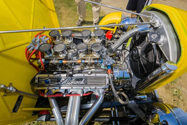 クラシック ヴィンテージ ストリートロッド車エンジンの美しい詳細クローズ アップ ビュー — ストック写真