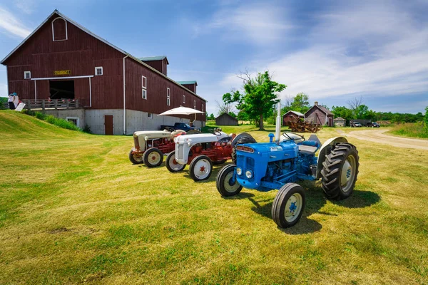 Wunderschöne Frontansicht klassischer Oldtimer-Traktoren, die in der Nähe des Wirtschaftsgebäudes stehen — Stockfoto