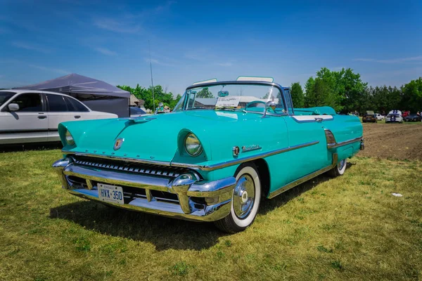 Amazing gorgeous front side view of classic retro vintage car — Stock Photo, Image