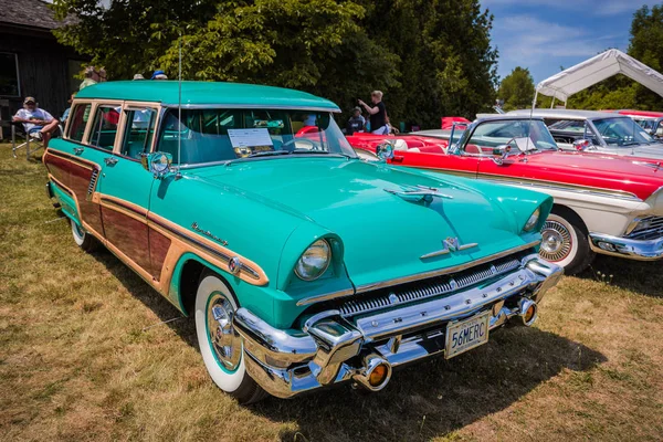 Nice amazing front view of classic vintage retro car with people in background — Stock Photo, Image