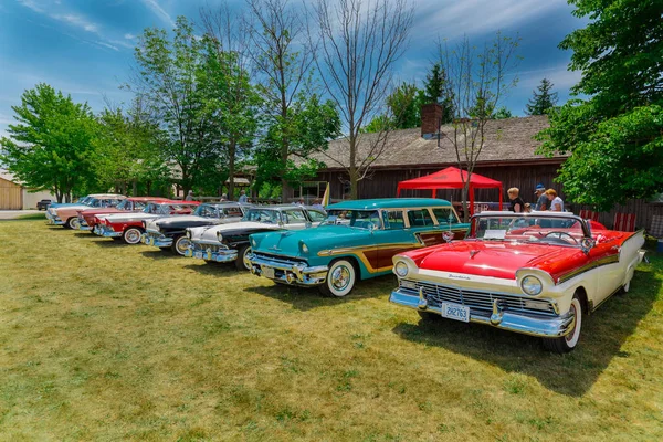 Deslumbrante linda vista frontal incrível de carros retro vintage clássicos — Fotografia de Stock