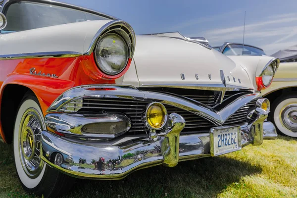 Increíble vista frontal de primer plano del clásico coche retro vintage —  Fotos de Stock