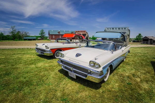 Vista frontal de los clásicos retro vintage, coches convertibles con techo abierto —  Fotos de Stock