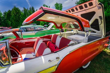 Klasik vintage retro otomobil açık çatı ile inanılmaz yan görünüm