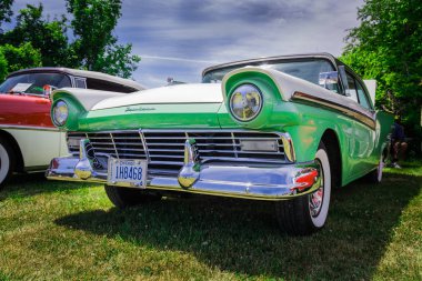 Klasik vintage retro şık araba arka planda insanlarla şaşırtıcı closeup önden görünümü