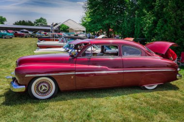  Klasik vintage retro otomobil park açık içinde büyük şaşırtıcı yan görünüm