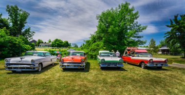 Klasik vintage retro otomobil arka planda insanlarla güzel önden görünümü