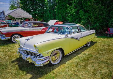 Klasik vintage retro tarz araba park şaşırtıcı açık yan görünüm 