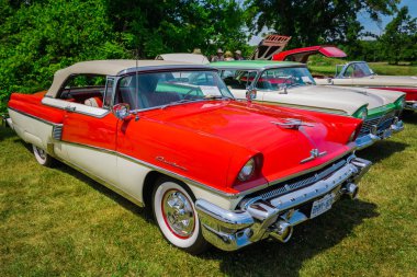 Klasik vintage retro şık araba closeup şaşırtıcı açık yan görünüm