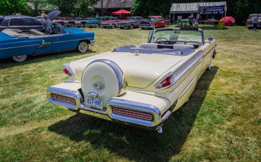 Klasik vintage şık retro otomobil park arka plan insanlar ile şaşırtıcı dikiz