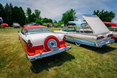 Klasik vintage şık retro otomobil park açık arka plan insanlar ile dikiz