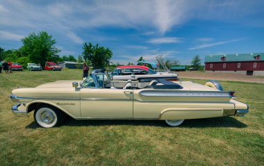 Klasik vintage retro otomobil park açık içinde inanılmaz yan görünüm