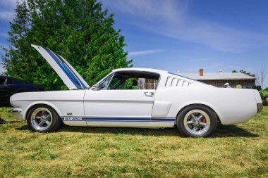 Klasik vintage spor araba açık kukuleta ile inanılmaz güzel yan görünüm