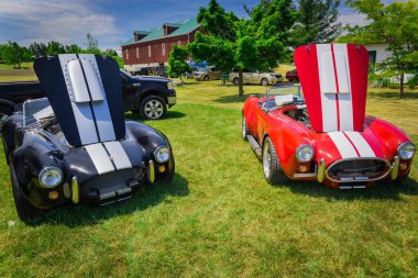 güzel, güzel Park açık hırsızlarla klasik vintage spor otomobillerin Önden Görünüm