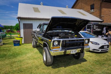 Klasik vintage retro kamyonet Suv arka planda insanlarla şaşırtıcı önden görünümü