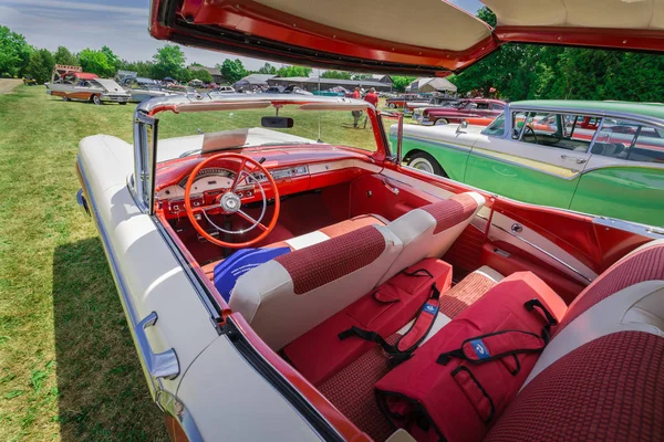 Increíble vista interior de primer plano del clásico coche retro vintage con techo abierto —  Fotos de Stock