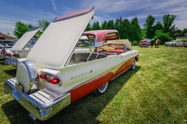 Vista lateral traseira incrível de carros retro vintage clássicos com tecnologia de telhado aberto — Fotografia de Stock