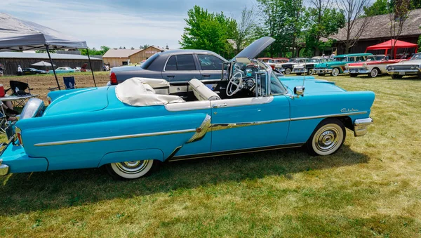 Amazing side view of classic vintage retro stylish car in outdoor park — Stock Photo, Image