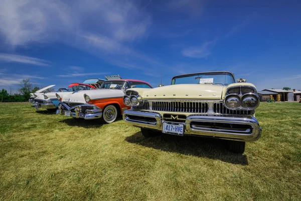 Incrível vista frontal de clássicos vintage retro carros elegantes no fundo do céu azul escuro — Fotografia de Stock