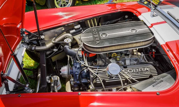 Geweldige rooster gedetailleerde close-up weergave van klassieke vintage sport auto motor en andere onderdelen — Stockfoto