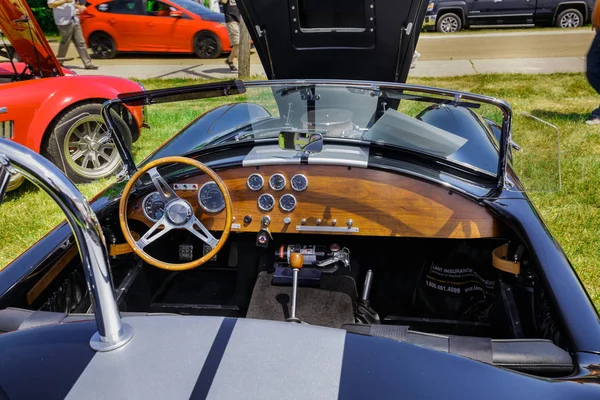 Szép closeup, részletes nézet klasszikus szüret sport autó műszerfal és panel — Stock Fotó