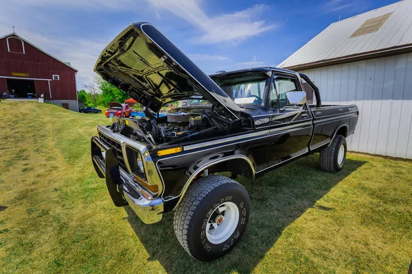 Szép csodálatos elülső kilátás klasszikus vintage retro Suv pickup teherautó a parkban — Stock Fotó