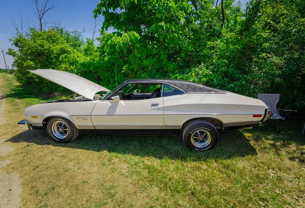 Magnífico increíble vista lateral del clásico coche deportivo vintage con capucha abierta en el parque —  Fotos de Stock