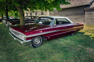 büyük şaşırtıcı ön görünümü klasik vintage retro otomobil park