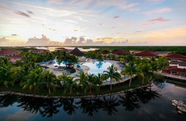 Anılar Caribe resort gerekçesiyle, binalar ve tropikal Bahçe güzel görünümünü sabah erken Tarih 