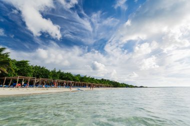 güzel beyaz kum plaj Küba Cayo Coco Island arka planda insanlarla davet görünümünü