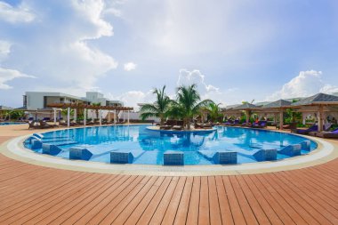 yuvarlak Yüzme Havuzu arka planda rahatlatıcı insanlarla Iberostar Playa Pilar Resort muhteşem görünümü
