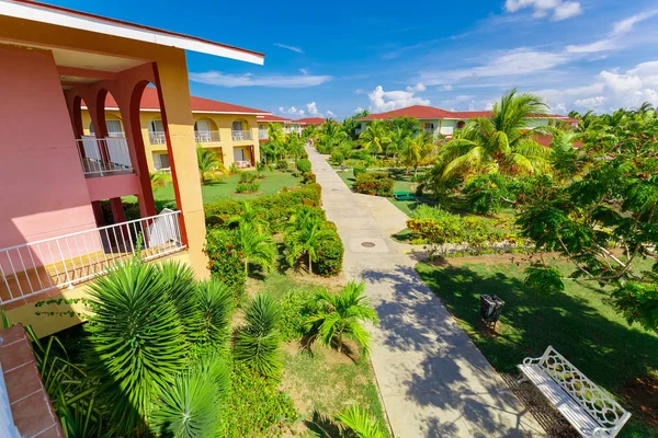 Anılar Caribe resort gerekçesiyle, binalar ve tropikal Bahçe güzel görünümünü — Stok fotoğraf