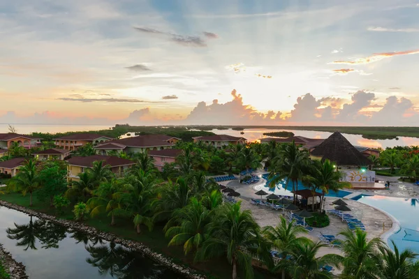 Hermosa vista de los terrenos del complejo Memories Carib, edificios y jardín tropical en la madrugada del amanecer — Foto de Stock