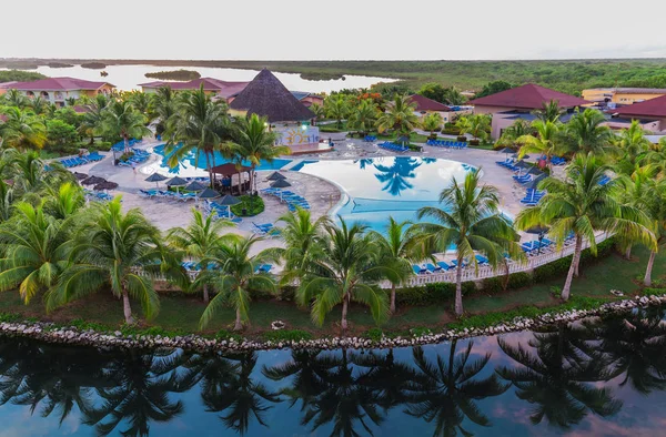 Geweldig mooi uitzicht van herinneringen Caribe resort gronden, gebouwen en tropische tuin op de vroege ochtend — Stockfoto